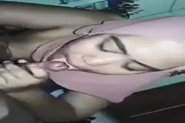 Jilbab Pink Kulum Kontol Ganas Sampai Basah